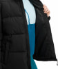 Detail einer schwarzen Daunenjacke mit einer blauen Fleeceweste darunter.