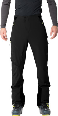 Ein Mann in schwarzer Skihose und dunklem Oberteil mit Skischuhen. Ein Mann in schwarzer Skihose und dunklem Oberteil mit Skischuhen.