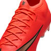 Orangener Fußballschuh mit Schnürsenkeln und schwarzem Nike-Logo.