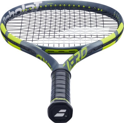 Ein Babolat Pure Aero Tennisschläger in Grau und Gelb.