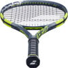 Ein Babolat Pure Aero Tennisschläger in Grau und Gelb.