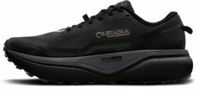 Schwarzer Laufschuh mit Cascadia-Logo und DNA FLASH-Technologie. Schwarzer Laufschuh mit Cascadia-Logo und DNA FLASH-Technologie.
