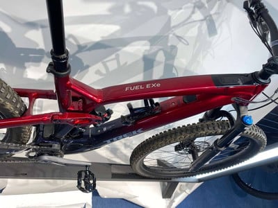 Rotes Trek Fuel EXe Mountainbike mit Federung und Dämpfer. Rotes Trek Fuel EXe Mountainbike mit Federung und Dämpfer.