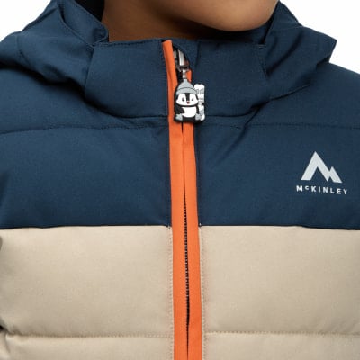 Jacke mit Plüsch-Pinguin am Reißverschluss und McKinley-Logo. Jacke mit Plüsch-Pinguin am Reißverschluss und McKinley-Logo.