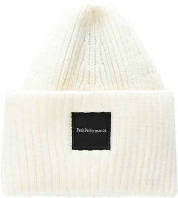 Weiße Strickmütze mit schwarzem Peak Performance Logo-Patch.