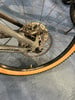 Hinterrad eines Mountainbikes mit Scheibenbremse und braunem Reifen.