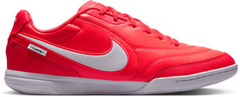 Roter Nike Tiempo Fußballschuh mit weißem Logo und grauer Sohle.