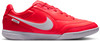 Červené futbalové topánky Nike Tiempo s bielym logom a sivou podrážkou.