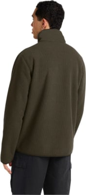 Mann in dunkelgrüner Jacke mit hohem Kragen und Rippstrickmuster. Mann in dunkelgrüner Jacke mit hohem Kragen und Rippstrickmuster.