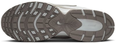 Egy fehér Nike cipő szürke mintázatú talpának nézete Egy fehér Nike cipő szürke mintázatú talpának nézete