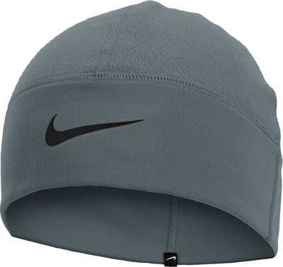 Graue Nike Fleece-Mütze mit schwarzem Swoosh-Logo vorne. Graue Nike Fleece-Mütze mit schwarzem Swoosh-Logo vorne.