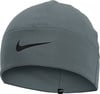 Graue Nike Fleece-Mütze mit schwarzem Swoosh-Logo vorne.