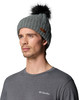 Mann in grauem Strickmütze mit schwarzem Bommel und Columbia-Shirt.