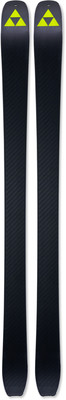 Fischer-Ski mit einem dreieckigen Logo auf dunklem Hintergrund. Fischer-Ski mit einem dreieckigen Logo auf dunklem Hintergrund.