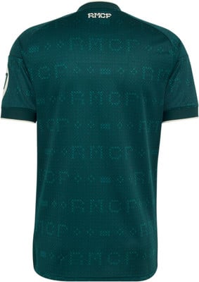 Grünes T-Shirt mit wiederholtem RMCP-Logo-Muster und weißer Paspelierung. Grünes T-Shirt mit wiederholtem RMCP-Logo-Muster und weißer Paspelierung.