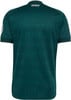 Grünes T-Shirt mit wiederholtem RMCP-Logo-Muster und weißer Paspelierung.