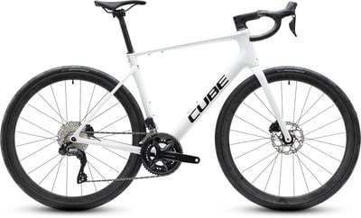Weißes Cube Damen Rennrad mit Carbonrahmen und Scheibenbremsen. Weißes Cube Damen Rennrad mit Carbonrahmen und Scheibenbremsen.