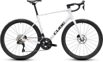 Weißes Cube Damen Rennrad mit Carbonrahmen und Scheibenbremsen.
