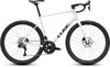 Weißes Cube Damen Rennrad mit Carbonrahmen und Scheibenbremsen.