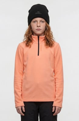 Junge in einem orangefarbenen Fleece-Pullover und einer schwarzen Mütze mit Logo. Junge in einem orangefarbenen Fleece-Pullover und einer schwarzen Mütze mit Logo.