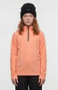 Junge in einem orangefarbenen Fleece-Pullover und einer schwarzen Mütze mit Logo.