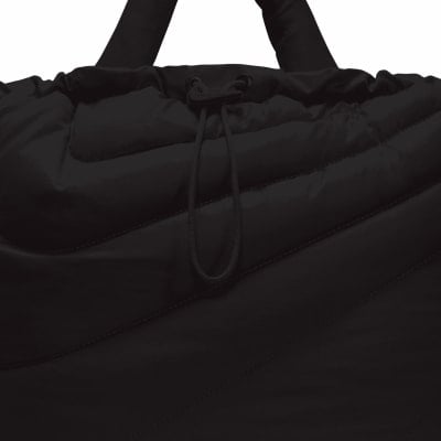 Schwarze gesteppte Tasche mit Kordelzug und Trägern.