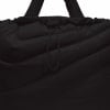 Schwarze gesteppte Tasche mit Kordelzug und Trägern.