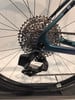 Detail des SRAM Apex Fahrrad-Schaltwerks an einem Fahrrad mit Kassette.