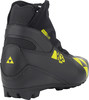 Schwarzer Fischer RCS Classic Skilanglaufschuh mit gelbem Logo und Schriftzug.