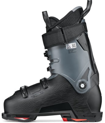 Ein Skischuh in Schwarz und Grau mit Schnallen und Riemen. Ein Skischuh in Schwarz und Grau mit Schnallen und Riemen.