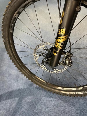 Nahaufnahme eines Mountainbike-Vorderrads mit Scheibenbremse. Nahaufnahme eines Mountainbike-Vorderrads mit Scheibenbremse.