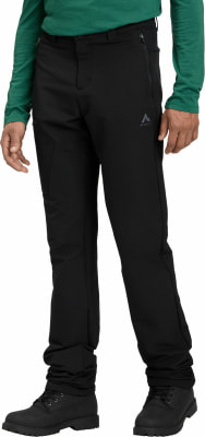 Mann in schwarzer Hose mit Berglogo und grünem Hemd. Mann in schwarzer Hose mit Berglogo und grünem Hemd.