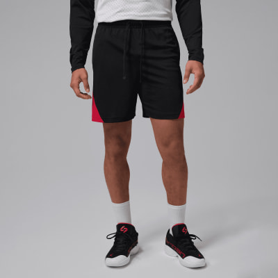 Mann in schwarzer Hose mit roten Streifen und weißen Socken. Mann in schwarzer Hose mit roten Streifen und weißen Socken.