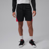 Mann in schwarzer Hose mit roten Streifen und weißen Socken.