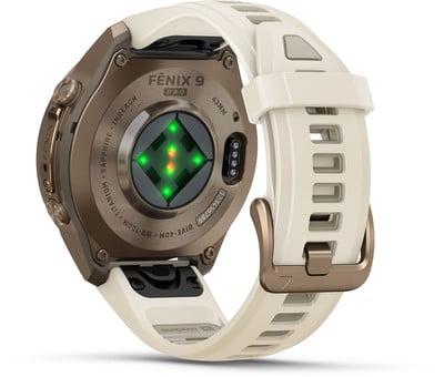 Rückseite einer Garmin Fenix 9 Pro Smartwatch mit optischem Sensor und Titanarmband. Rückseite einer Garmin Fenix 9 Pro Smartwatch mit optischem Sensor und Titanarmband.