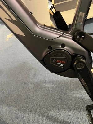 Nahaufnahme des E-Bike-Rahmens mit Bosch Performance Line CX Motor. Nahaufnahme des E-Bike-Rahmens mit Bosch Performance Line CX Motor.
