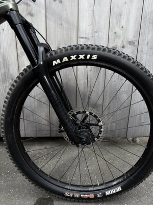 Vorderrad eines Mountainbikes mit Maxxis-Logo und RockShox-Federung. Vorderrad eines Mountainbikes mit Maxxis-Logo und RockShox-Federung.