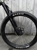 Vorderrad eines Mountainbikes mit Maxxis-Logo und RockShox-Federung.