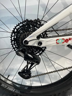 SRAM-Schaltwerk an einem weißen Mountainbike mit Kassette. SRAM-Schaltwerk an einem weißen Mountainbike mit Kassette.