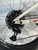 SRAM-Schaltwerk an einem weißen Mountainbike mit Kassette.