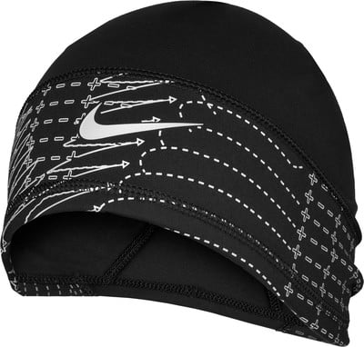 Schwarze Nike-Mütze mit weißem Logo und Pfeilgrafik. Schwarze Nike-Mütze mit weißem Logo und Pfeilgrafik.