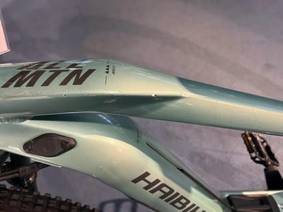 E-Bike-Rahmen mit leichten Kratzern und Aufschriften MTN und HAIBI.