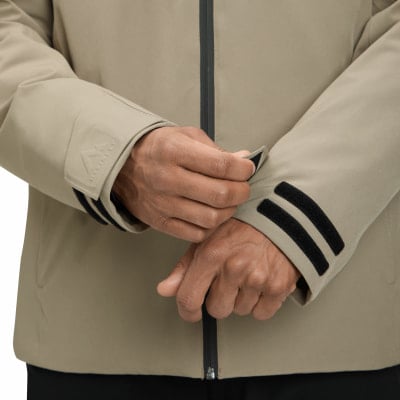 Ein Mann schließt den Ärmel einer Jacke mit Klettverschluss. Ein Mann schließt den Ärmel einer Jacke mit Klettverschluss.