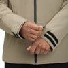 Ein Mann schließt den Ärmel einer Jacke mit Klettverschluss.