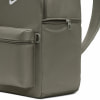 Detail eines Rucksacks mit Fronttasche und Nike-Logo.