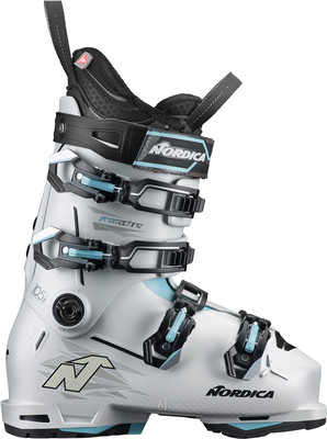 Ein weißer Nordica Skischuh mit blauen Akzenten und Schnallenverschlüssen. Ein weißer Nordica Skischuh mit blauen Akzenten und Schnallenverschlüssen.
