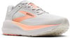 Weiße Brooks Laufschuhe mit korallenfarbenen Akzenten und Mesh-Obermaterial.