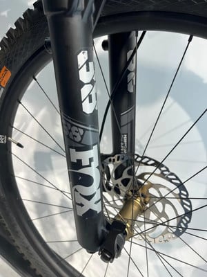 Detail der Vordergabel eines FOX Mountainbikes mit Scheibenbremse. Detail der Vordergabel eines FOX Mountainbikes mit Scheibenbremse.