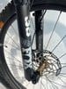 Detail der Vordergabel eines FOX Mountainbikes mit Scheibenbremse.