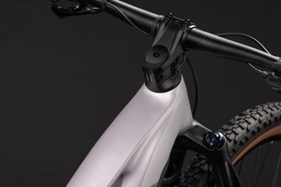 Detail eines Mountainbikes mit Gabel, Lenker und Rahmenteil. Detail eines Mountainbikes mit Gabel, Lenker und Rahmenteil.
